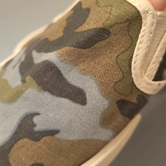 Groove Women's 7 Camo Slip-on Sneakers - Picture 11 of 14